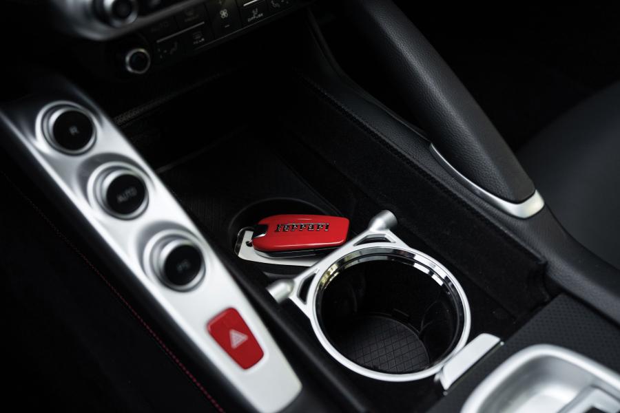 Детали интерьера Ferrari GTC4Lusso The Icon (229194) 2018 года  (фото 24 из 32)